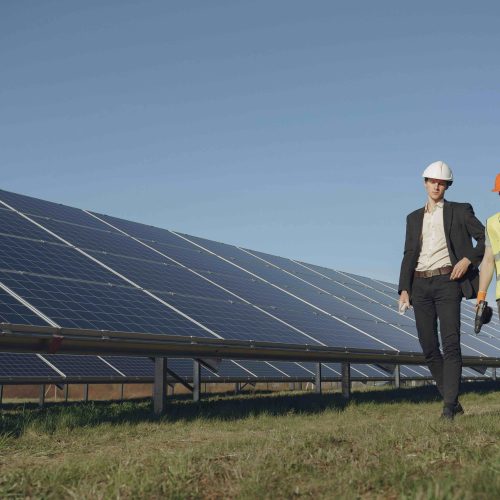 En un mundo que avanza hacia la transición energética, una propuesta innovadora podría transformar la manera en que usamos nuestras carreteras y combatir el cambio climático: la instalación de techos solares sobre autopistas. Un reciente estudio realizado por la Academia China de Ciencias, publicado en Earth’s Future, ha explorado los impactos potenciales de esta tecnología en la reducción de emisiones y la seguridad vial.
